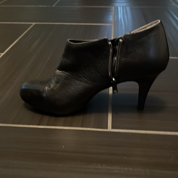 Me Too Black Ankle Booties - Picture 3 of 3